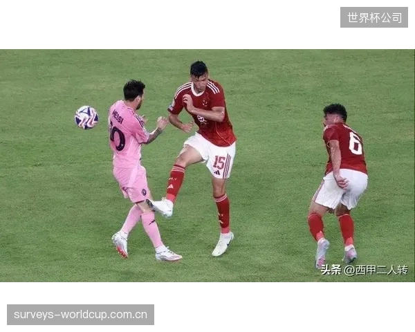 巴尔韦德全场覆盖的高消耗踢法,使其在关键区域的战术犯规成为必要之恶。 巴尔韦德全场覆盖的高消耗踢法,使其在关键区域的战术犯规成为必要之恶。